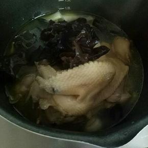 加入木耳再熬15分钟。