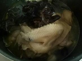 加入木耳再熬15分钟。