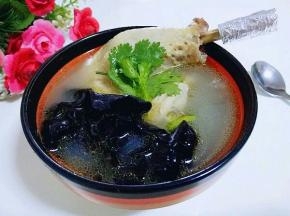 出锅盛汤碗中，鸡腿用锡纸包起来，这样孩子吃起来方便。