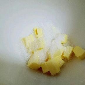 切好的黄油块室温软化，#不是融化哦，室温自然软化即可#  加入糖粉。