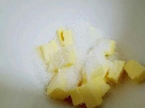 切好的黄油块室温软化，#不是融化哦，室温自然软化即可#  加入糖粉。
