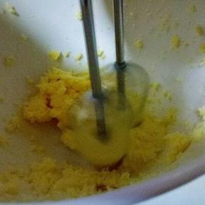 用电动打蛋器打黄油，打至体积膨大。