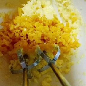 加入蛋液电动打蛋器打，黄油和蛋液完全融合再一起，加入切好的芒果干继续电动打蛋器打30秒，让芒果干和黄油均匀再一起即可。