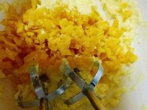 加入蛋液电动打蛋器打，黄油和蛋液完全融合再一起，加入切好的芒果干继续电动打蛋器打30秒，让芒果干和黄油均匀再一起即可。