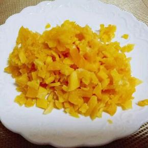 补一张切好么芒果干，洗干净，淋干水份，再切碎，