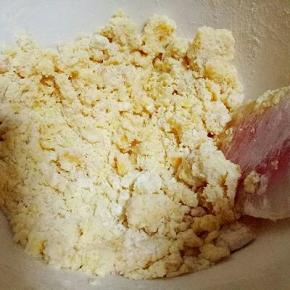 筛入低筋面粉，用硅胶铲搅拌均匀，絮状。再揉成面团。