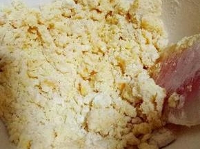 筛入低筋面粉，用硅胶铲搅拌均匀，絮状。再揉成面团。