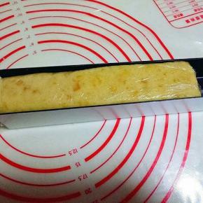 整形后放入磨具，包上保鲜膜，再放入磨具中，这样速冻后好取出。放冰箱冷冻一小时。