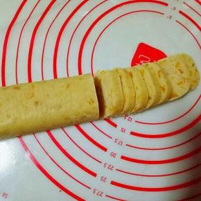 从冷冻室取出，脱模，切片，薄厚可以根据自己喜欢，但是建议不要切太厚。