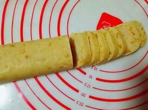 从冷冻室取出，脱模，切片，薄厚可以根据自己喜欢，但是建议不要切太厚。