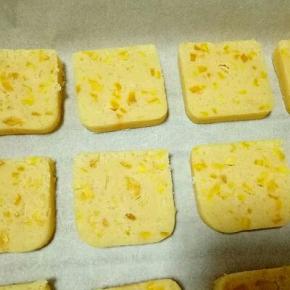 切好的饼干片，放在有油纸的烤盘中，间隔点缝隙，烤箱150度预热5分钟，烤盘放入烤箱入烤箱中层，150度烤48分型，注意观察颜色，根据自家烤箱另定时间及温度