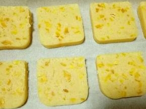 切好的饼干片，放在有油纸的烤盘中，间隔点缝隙，烤箱150度预热5分钟，烤盘放入烤箱入烤箱中层，150度烤48分型，注意观察颜色，根据自家烤箱另定时间及温度