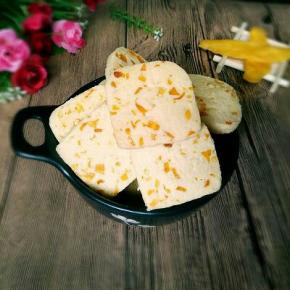 戴上隔热手套取出烤盘，把饼干放烤网上晾凉，再吃哦