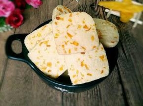 戴上隔热手套取出烤盘，把饼干放烤网上晾凉，再吃哦