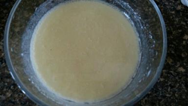 制作冰皮，牛奶和玉米油搅拌均匀