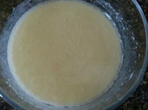 制作冰皮，牛奶和玉米油搅拌均匀