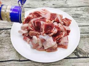 沥干牛腩肉的水分，最好用厨房用纸吸干水分，撒少许白胡椒粉抓匀，腌制15分钟。