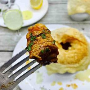 用叉子在酥皮盖子上戳个洞洞，从洞洞里“掏”肉肉吃。