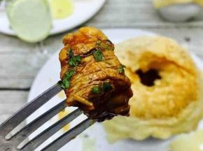 用叉子在酥皮盖子上戳个洞洞，从洞洞里“掏”肉肉吃。