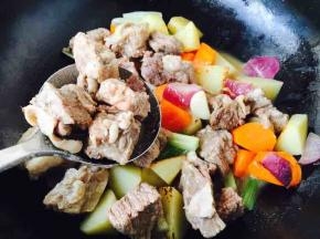 放入炖好的牛腩肉块