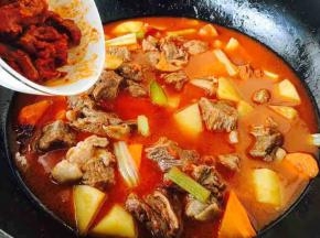 倒入炒制好的红面酱（用了三分之二）和适量的炖牛腩肉汤。
汤汁的量与牛腩肉的量齐平。
大火炖开，小火炖20分钟。