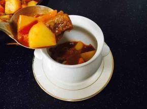 将炖好的牛腩土豆及汤汁放入罐里