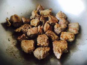 牛腩肉煎至变色即可