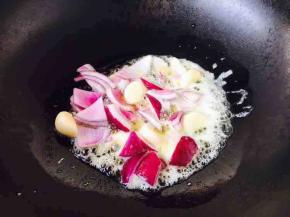 温锅，放入适量的黄油，放入蒜粒和洋葱煸炒，洋葱煸炒出香味即可。
这时从冰箱里拿出酥皮，提前解冻。