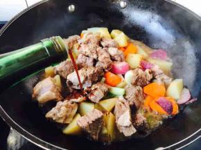 倒入4勺上海辣酱油
如果不喜欢重颜色，就酌情减少上海辣酱油的量。