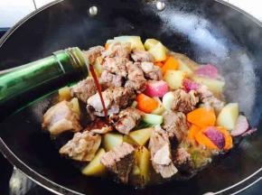 倒入4勺上海辣酱油
如果不喜欢重颜色，就酌情减少上海辣酱油的量。