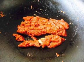 放入90g番茄酱，炒匀即可。
红面酱炒好了备用。