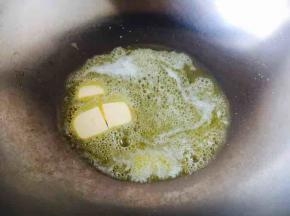 锅温热，放入适量的黄油。