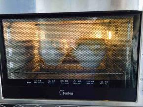 将罐焖牛肉放入烤箱中下层，烤箱上下管加热，200度，20分钟。