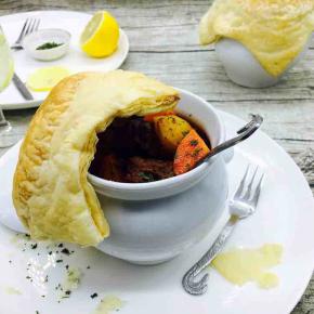 揭开酥皮盖子的瞬间，你的味蕾就会被俘获。