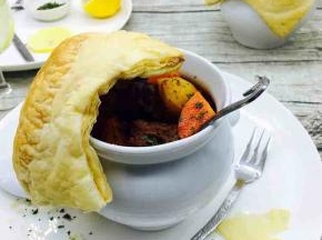 揭开酥皮盖子的瞬间，你的味蕾就会被俘获。