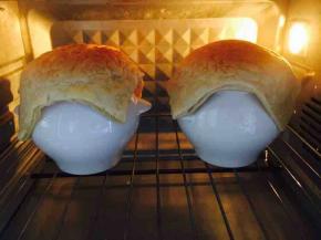 当罐焖牛肉的酥皮上边烤至金黄色时，酥皮的边还没有烤熟，请盖上锡纸继续烤制，烤制至酥皮上色至满意。