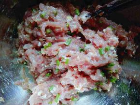 首先猪肉馅加入调料，像拌饺子馅一样，加入鸡蛋，葱姜蒜切碎，十三香，料酒，搅拌均匀，顺时针搅拌使肉上劲。