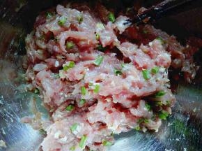 首先猪肉馅加入调料，像拌饺子馅一样，加入鸡蛋，葱姜蒜切碎，十三香，料酒，搅拌均匀，顺时针搅拌使肉上劲。