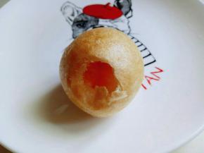 油面筋用筷子或者大拇指轻轻按一个洞洞，手指伸进去，把里面清理空。