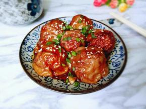 装盘撒上熟白芝麻，和葱花。