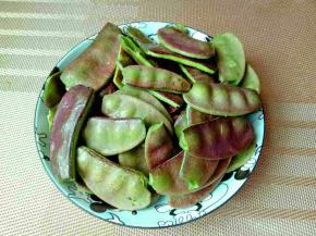 扁豆去茎，冷水洗干净。