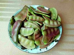 扁豆去茎，冷水洗干净。