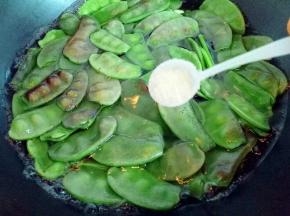 锅中加入水大火烧开，加一勺盐，滴几滴食用油，倒入洗干净的扁豆，烧开后2分钟即可捞出。