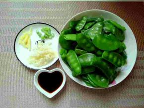 扁豆抗不淋干水份，葱姜蒜切碎，