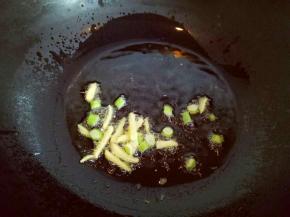 锅中加入时间油，油温7成加葱姜蒜炒香。