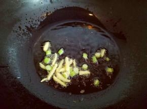 锅中加入时间油，油温7成加葱姜蒜炒香。