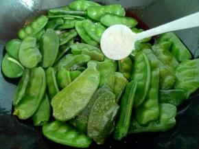 炒至扁豆打皱时加入盐翻炒。