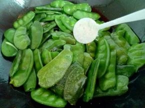 炒至扁豆打皱时加入盐翻炒。