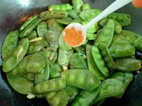 加入十三香翻炒均匀。