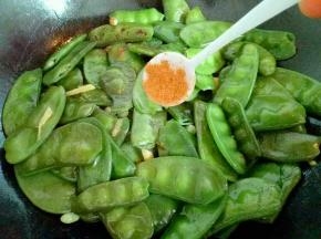 加入十三香翻炒均匀。